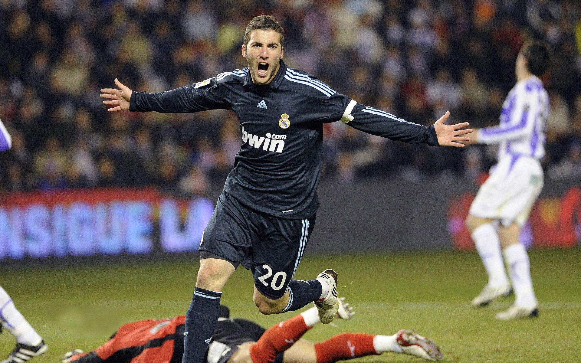 越位三连!奥斯卡单刀推射打飞,裁判第三次吹罚球员越位,VAR技术再引争议